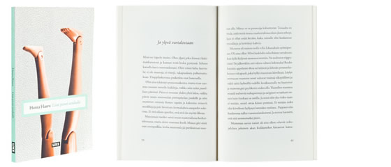 Ett omslag och en öppning av boken Liian pienet sandaalit.