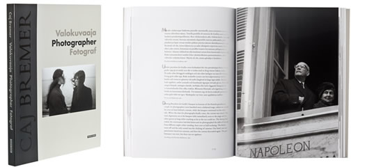 Ett omslag och en öppning av boken Valokuvaaja Photographer Fotograf.