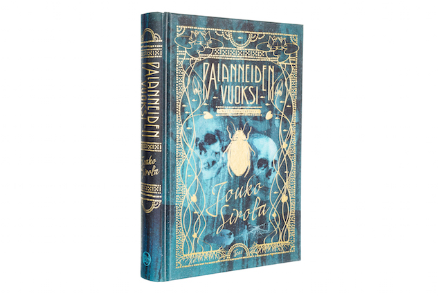 A cover and a spread of the book Palanneiden vuoksi.