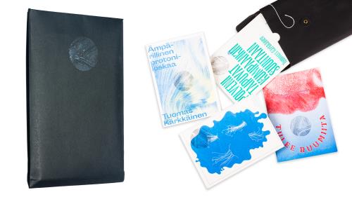 A cover and a spread of the book Mytty 1: Ämpärillinen protoniloskaa <br />
Mytty 2: Polveni taipuvat kumpaankin suuntaan <br />
Mytty 3: Tulee ruumiita<br />
Mytty 4: Aamu valuu kaduille.