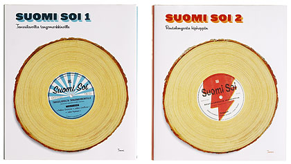 Ett omslag och en öppning av boken Suomi soi 1 ja 2.