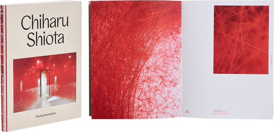 Ett omslag och en öppning av boken Chiharu Shiota Tracing Boundaries .
