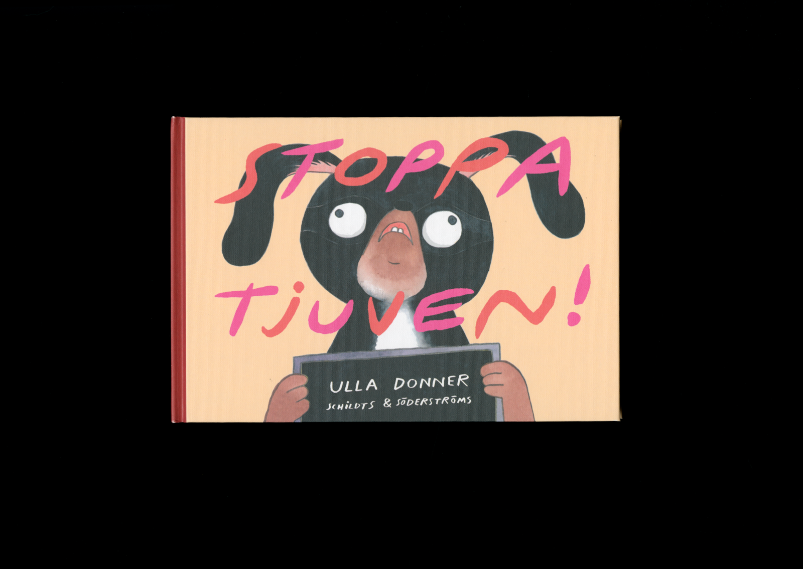 Kansi ja aukeama kirjasta Stoppa tjuven!<br />
Pysäyttäkää voro!.