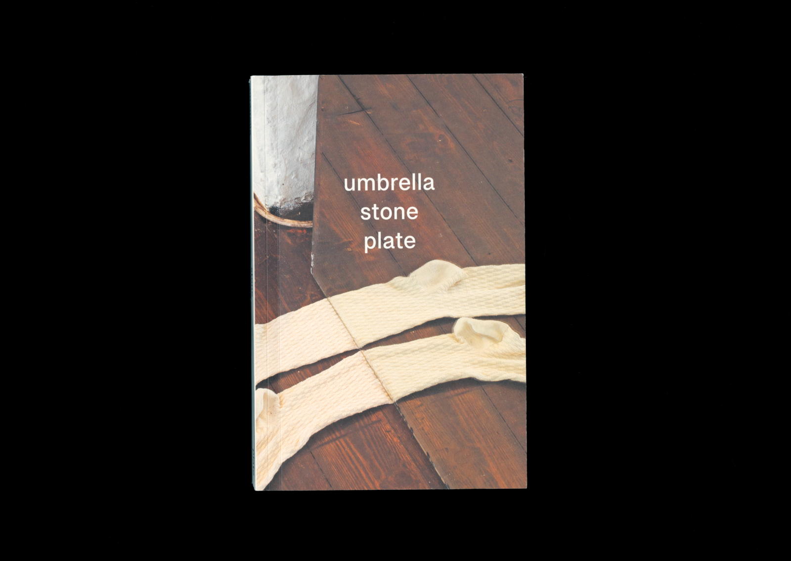 Kansi ja aukeama kirjasta umbrella stone plate.